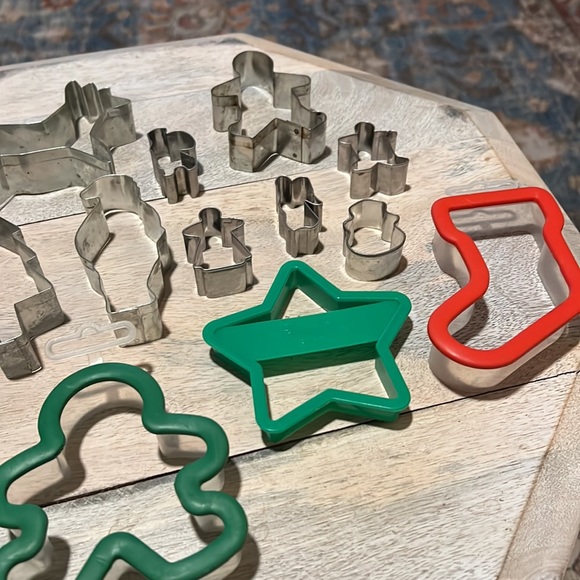 Cookie cutters vintage metal & new plastic. Christmas trees, Santa, Angels, etc - Picture 3 of 4